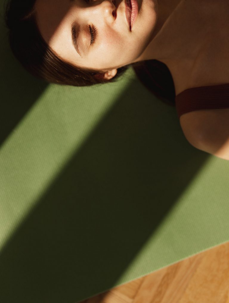 chica practicando yoga relajada