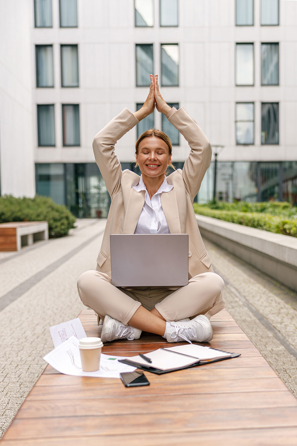mujer joven haciendo yoga y pilates en su empresa